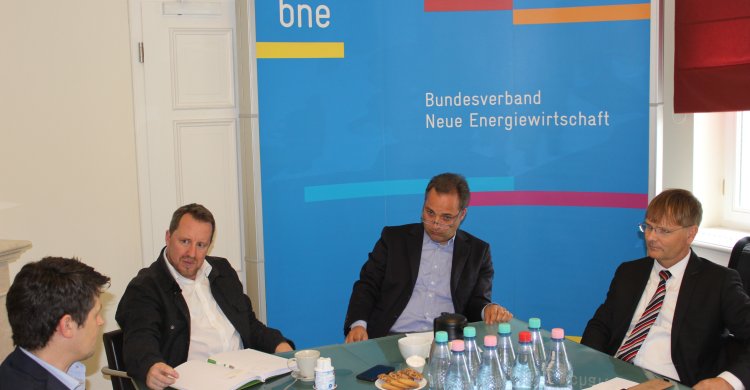 Titelbild zum Artikel "e|m|w-Round-Table "Nicht ewig am EEG festhalten""
