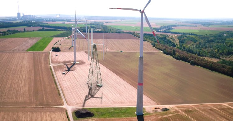 Titelbild &quot;Vertikale Windenergieanlagen alles andere als klein.&quot;