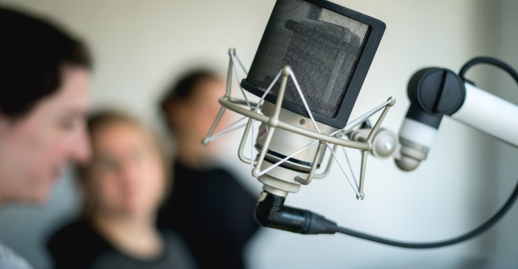 Titelbild zum Artikel "Die ganze Welt im Ohr - Medien-Phänomen Podcast."