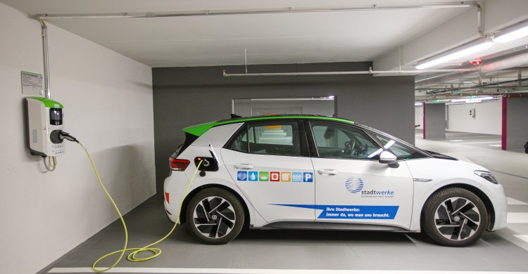 Titelbild zum Artikel "Vom Parkhaus zum Batteriespeicher"