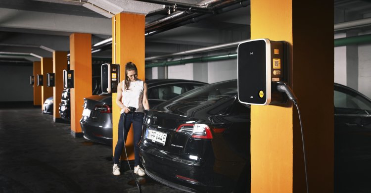 Titelbild zum Artikel "Von Anfang an mitgedacht - Elektromobilität im Neubau"