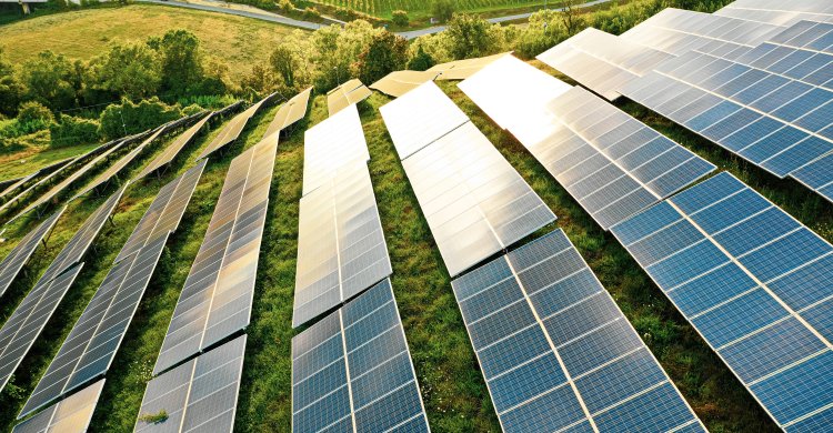 Titelbild zum Artikel "PV-Parks mit Großbatteriespeichern"