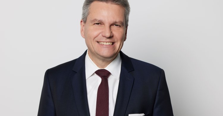 Artikelbild zu "e|m|w persönlich: Prof. Dr. Achim Schröder"