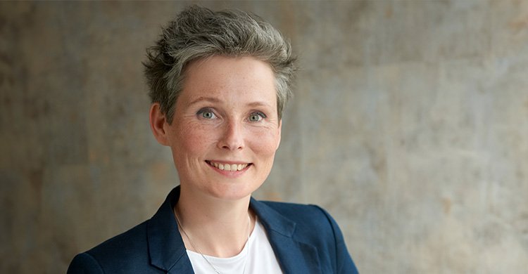 Titelbild zum Artikel "Können E-Fuels einen Beitrag für die Dekarbonisierung des Individualverkehrs leisten?"